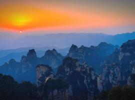 Zhangjiajie JIMO Hotel--New Hotel,Exclusive Location,Free Drop off Service to East Gate of forest park,Free Self-Service Laundry & Drying, Attraction Tickets Serivce in advance, hotel em Zhangjiajie