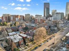 Walkable Rooftop Retreat 2BR, Workspace & BBQ