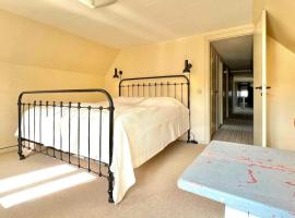 Historic Farmhouse From 1848, hotell i Hårby