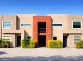 Luxe 3BR & 2BA Condo Near Airport & Shopping Mall، فندق في ماكالين