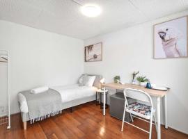 Courtyard Single Room - Serene Spot At Peakhurst - Shared Bathroom, Hotel in Peakhurst