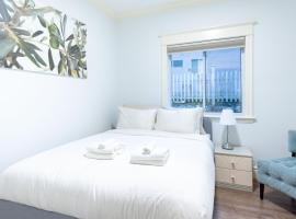3-Bed 1-Bath Ground-Level Private Suite in Burnaby, hotel v destinaci Burnaby