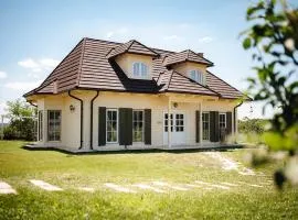 Valea Sânzienelor, Casa din deal