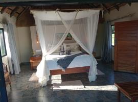 River Frontage Chalets along Zambezi River - Enjoy Game & Canoeing Safaris as well as Boat Cruises & Fishing - Starlink Internet & Backup available, hôtel à Chirundu