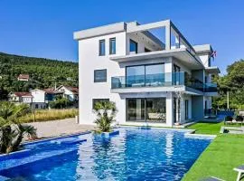 Stunning Home In Donji Prolozac