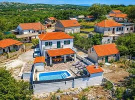 Holiday Home Luce with Pool - Happy Rentals