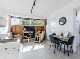 Green Luxe Suite 2 by PikHost