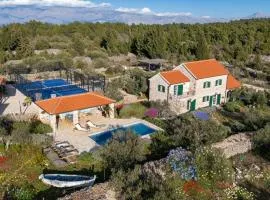 Stone House Getaway - Yoga, Padel & Pool