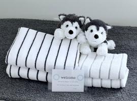 Wada में, होटल 高評価のスタッフ監修 大阪ローカル通天閣周辺が熱い 動物園前2番出口から徒歩3分の2階と3階の個室 居心地の良い白基調のお部屋