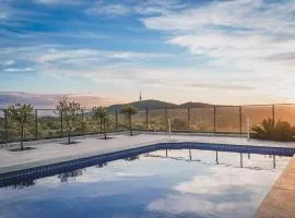 Bright and Cosy Apartment with Luxe Rooftop Pool