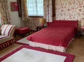 Cottage Sleeps 12 with Pool and Parking