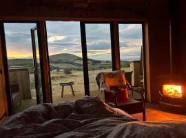 A tiny piece of heaven, stunning sea views hot tub, hotel en New Gilston