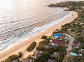 Tofinho Beach House Apartments: Inhambane şehrinde bir otoparklı otel