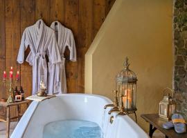 Gablebach Cottage With outdoor tub & log burner, hotel i Llangadog