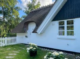 Idyllic Thatched Cottage Near Udsholt Strand, hotell i Græsted