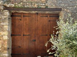 Maison et studio avec jardin et bassin, Hotel in Cornillon