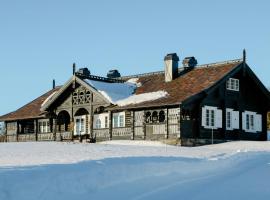 Historic Hunting Lodge By Lake Øyangen, hotel din Hval