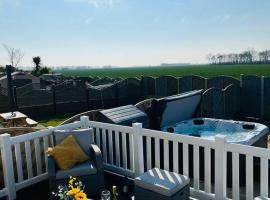 15 Sherringham Hot Tub Large garden Parking, Hotel in Patrington