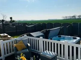 15 Sherringham Hot Tub Large garden Parking