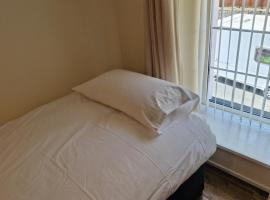 Ynyscedwyn Arms，Ystradgynlais的飯店