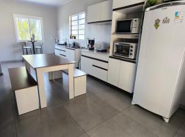 Casa Finger 600m do centro de frente pra VRS865 anfitriã reside ao lado, hotell i Ivoti