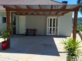 Casa Finger próx do centro e do Núcleo Enxaimel de frente pra VRS865 anfitriã reside ao lado, hotel v destinácii Ivoti