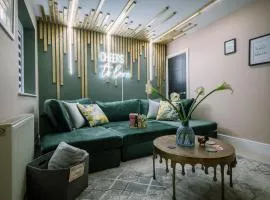 Rockside - Luxury 1 bedroom home with hot tub, central location, parking and pet friendly