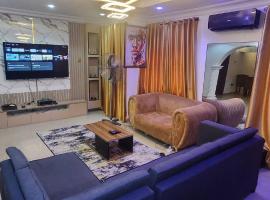 Luxurious 3-Bedroom Apartment in Lagos with Pool Access، فندق في لاغوس