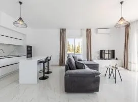 Bright Modern Apartment with Balcony Views Golem by PikHost