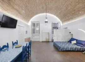 Seafront, Large Studio on the Beach with AC and WiFi