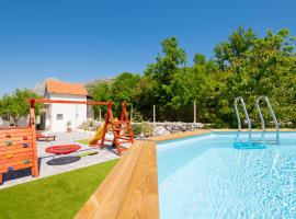 Nika Vacation House, hotel en Zavojane