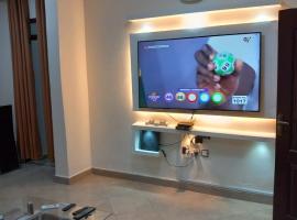 Sleek 2BR Apt-Wifi-DSTV-Netflix-24h Security, Hotel in Kumasi
