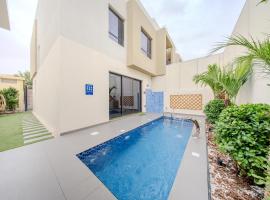 3BR Amazing Villa - Private Pool - 3WC - BBQ Pit, hotell i Sharjah