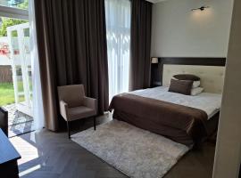 紅男爵酒店及餐飲，希維德尼察的飯店