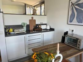 Seeliebe-Reichenau, &xi;&epsilon;&nu;&omicron;&delta;&omicron;&chi;&epsilon;ί&omicron; &pi;&omicron;&upsilon; &delta;έ&chi;&epsilon;&tau;&alpha;&iota; &kappa;&alpha;&tau;&omicron;&iota;&kappa;ί&delta;&iota;&alpha; &sigma;&epsilon; Reichenau