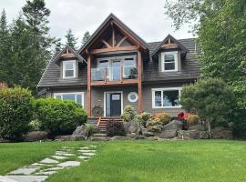 Large ocean view family retreat, hotelli kohteessa Comox