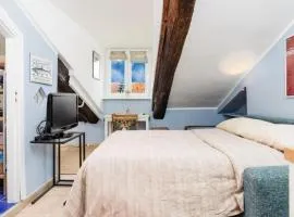 Tiny Vibes - Central Cozy Attic Studio