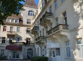 Zentrale Ferienwohnung im Kurparkhotel Parkplatz und Balkon