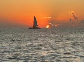 25 Sunset Point Vacations Penthouse Amazing Views, hotel in West Bay