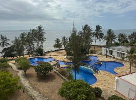 Ocean Crest Residence，Gatunga的有停車位的飯店
