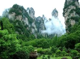 Zhangjiajie Riverside Leaves Inn一The city bus can go to the ticket office of the scenic spot