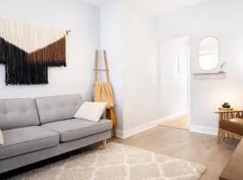 Downtown Gem • King Bed • Fast WIFI