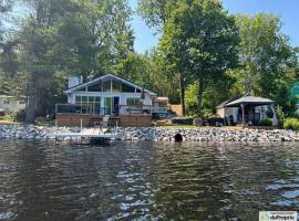 Spa & Lake Access - Chalet Le Ptit Leo, hotel di Saint-Raymond