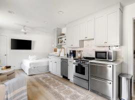 The Sumter 1bd Condo 1 Block to Ocean, hotell sihtkohas Folly Beach