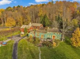 Hot Tub and Large Yard Elegant Deansboro Getaway