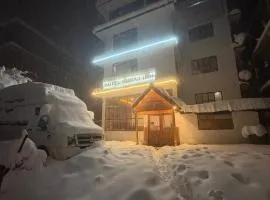 Hotel Suraj Inn ,near Hadimba Devi Temple ! Rooftop Restaurant ! Personal Parking