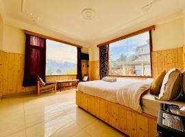 The Suraj Cottage Manali ! Private Parking ! Bonfire ! Playing Zone ! Near Mall Road，馬拉里的飯店