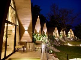 The Ovates, hotel a Dande