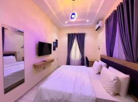 Triple Joy Apartments，Olowoira的有停車位的飯店