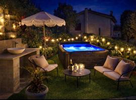 Maison niçoise vue dégagée avec jacuzzi privatif, отель в Ницце